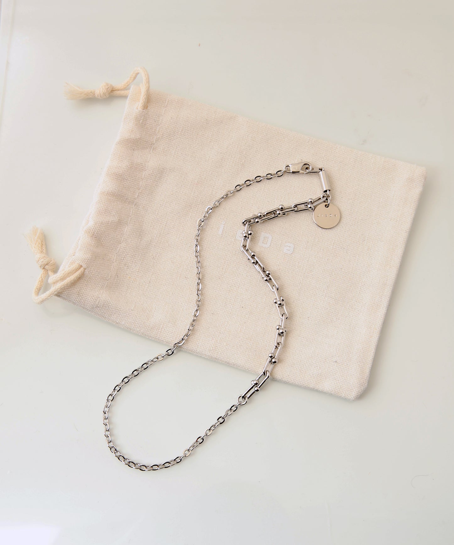 SWITCHING NECKLACE