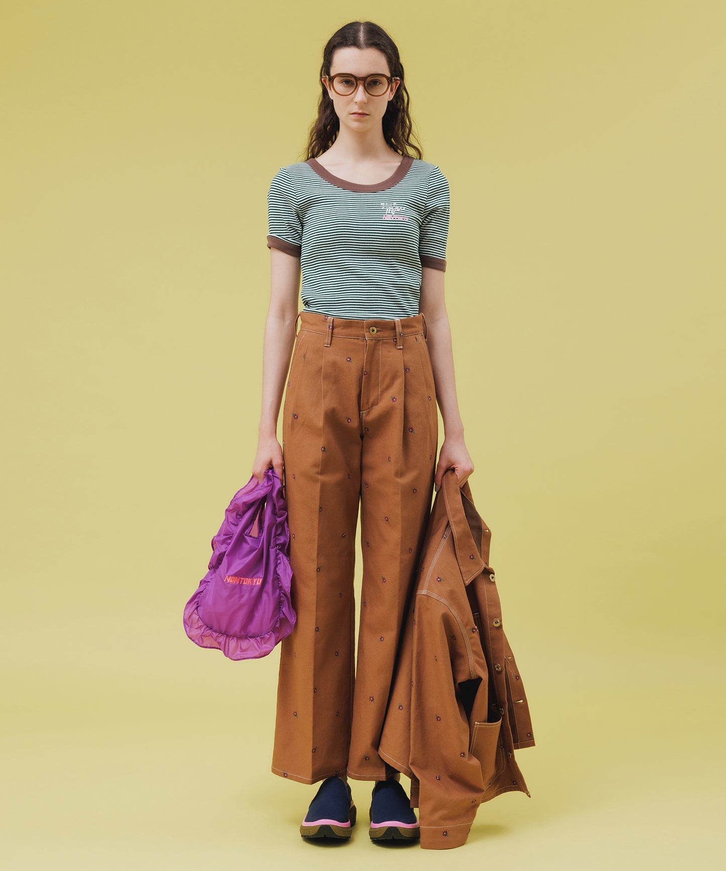 FLOWER EMBROIDERY TUCK PANTSfeat.UNIVERSALOVERALL