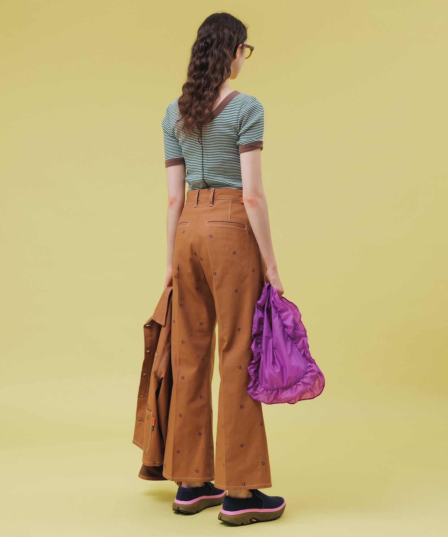 FLOWER EMBROIDERY TUCK PANTSfeat.UNIVERSALOVERALL