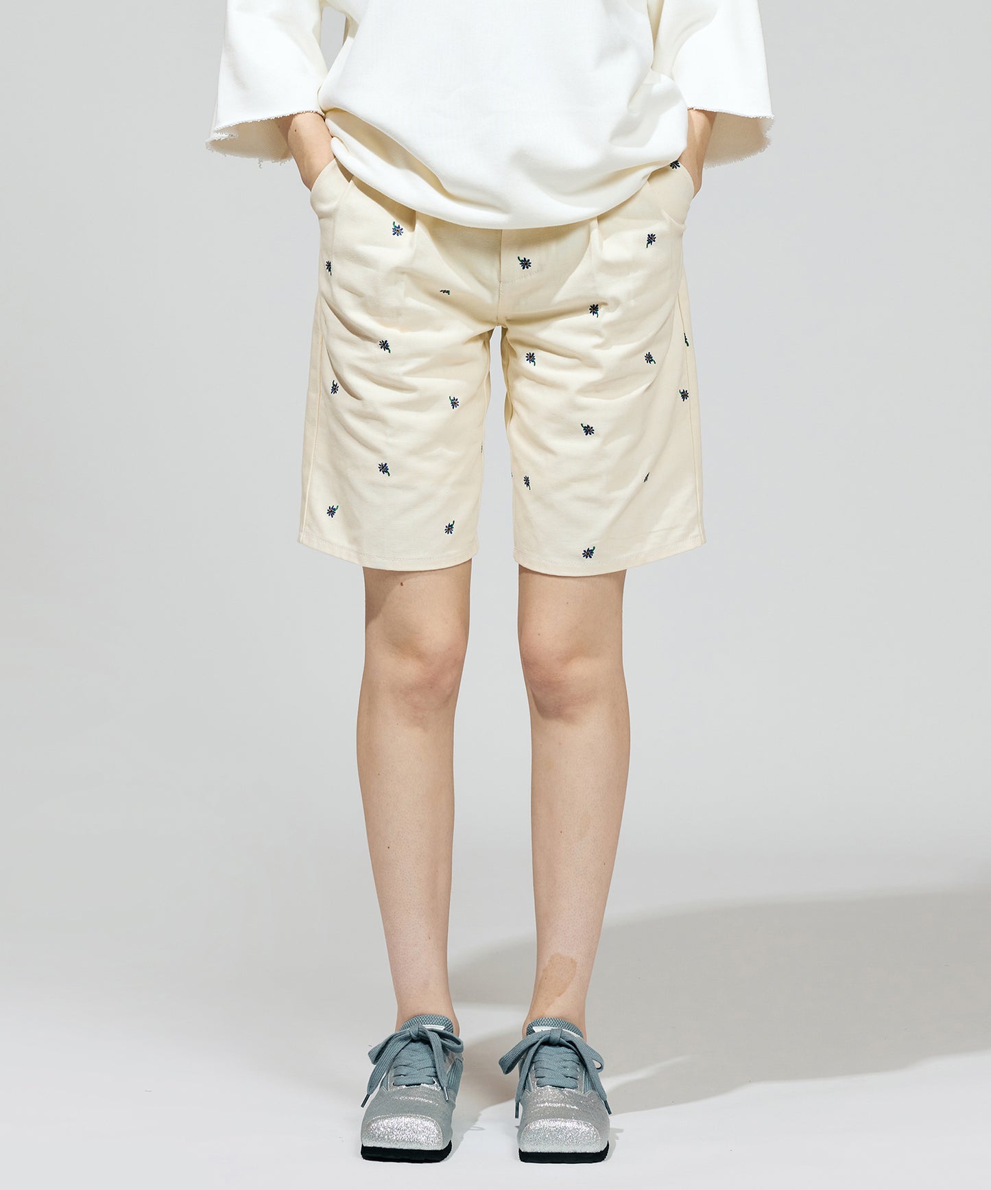 FLOWER EMBROIDERY TUCK SHORTS( feat.UNIVERSALOVERALL)