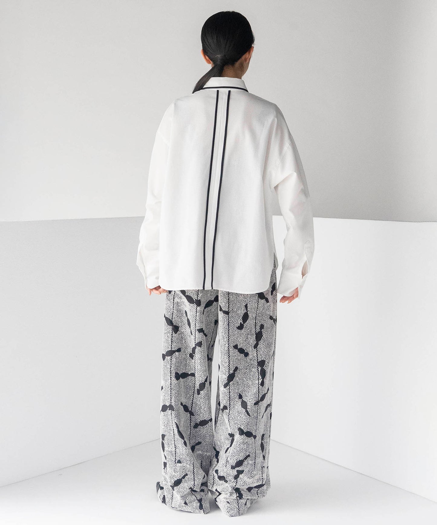 NEGATIVE SPACE COLLAR SHIRT