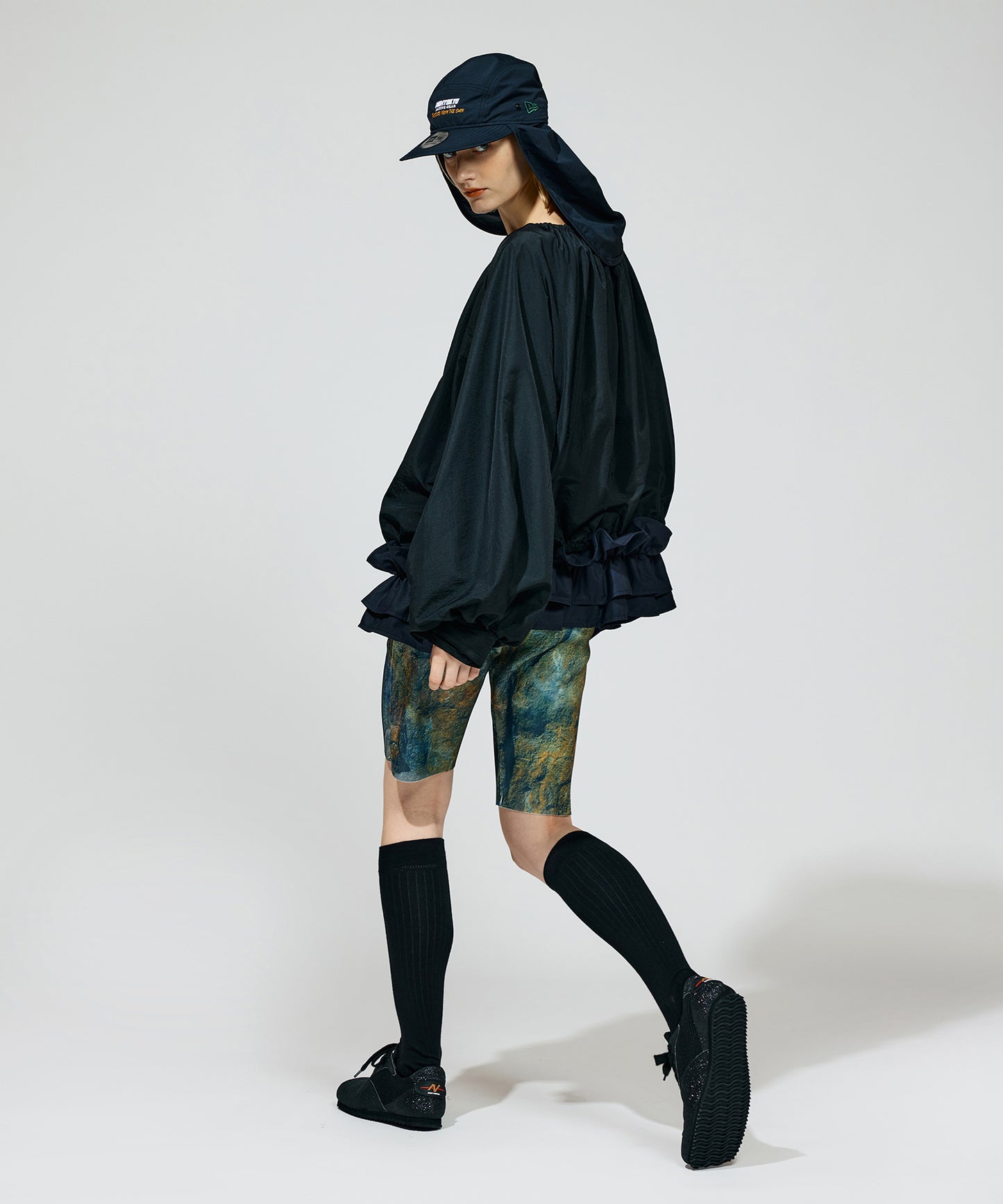 FRILL HEM NYLON PULLOVER