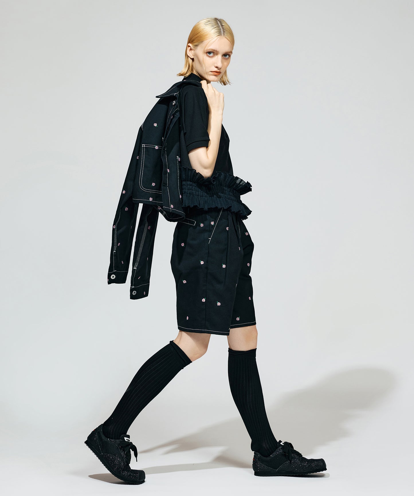 FLOWER EMBROIDERY TUCK SHORTS( feat.UNIVERSALOVERALL)