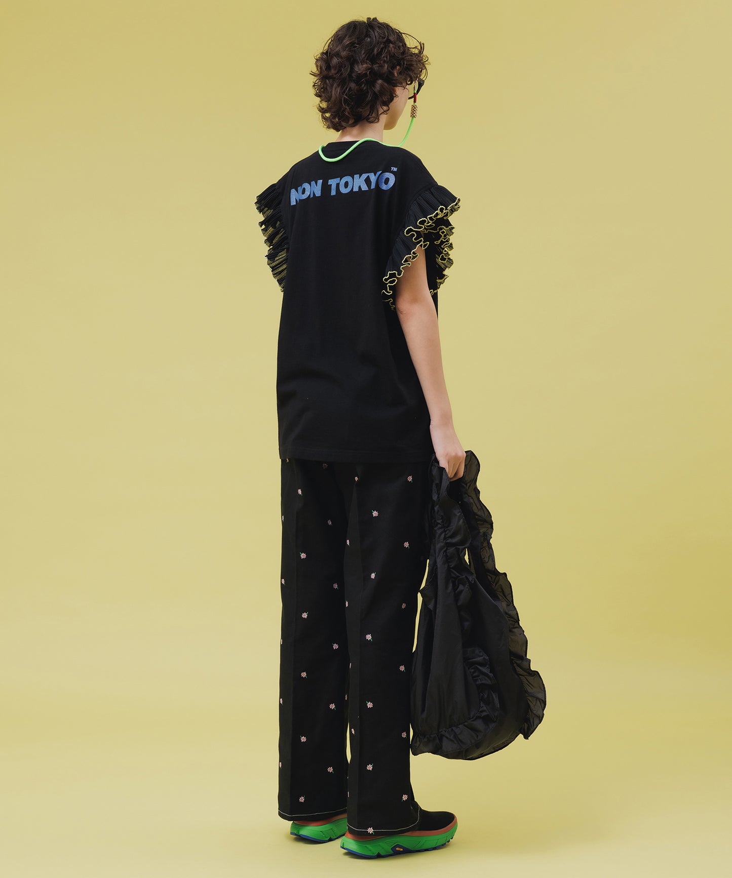 FLOWER EMBROIDERY TUCK PANTSfeat.UNIVERSALOVERALL