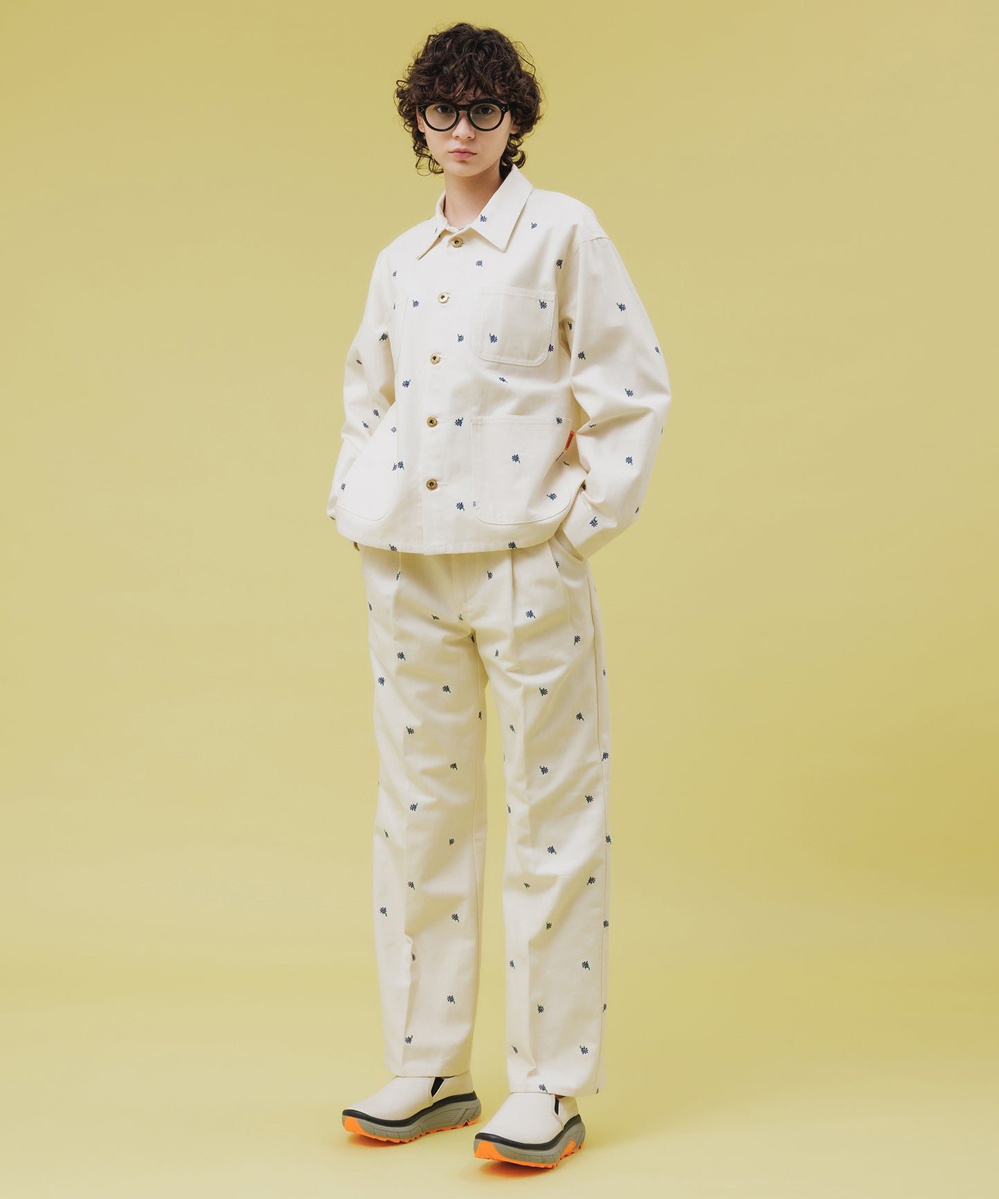 FLOWER EMBROIDERY TUCK PANTSfeat.UNIVERSALOVERALL