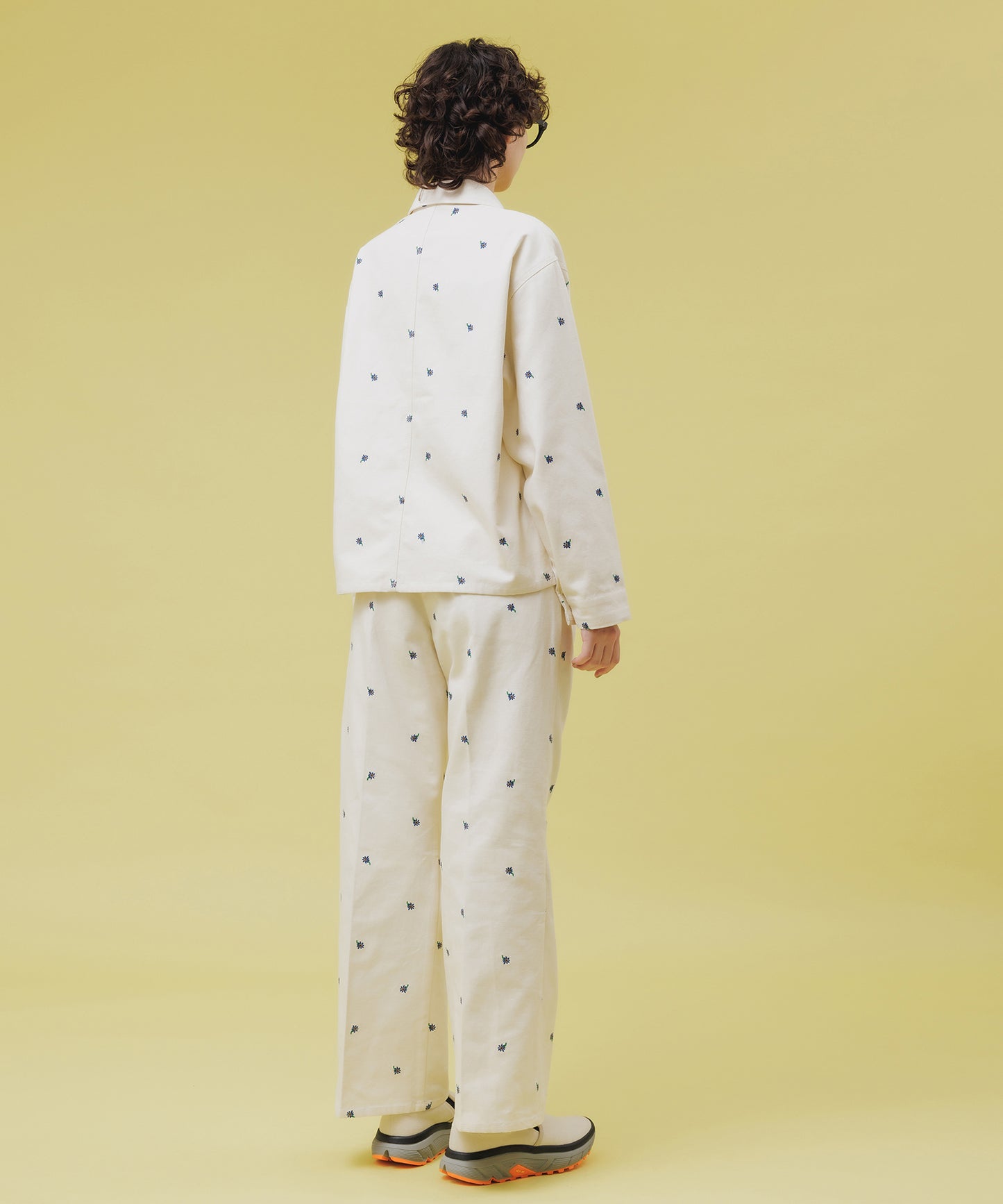 FLOWER EMBROIDERY TUCK PANTSfeat.UNIVERSALOVERALL
