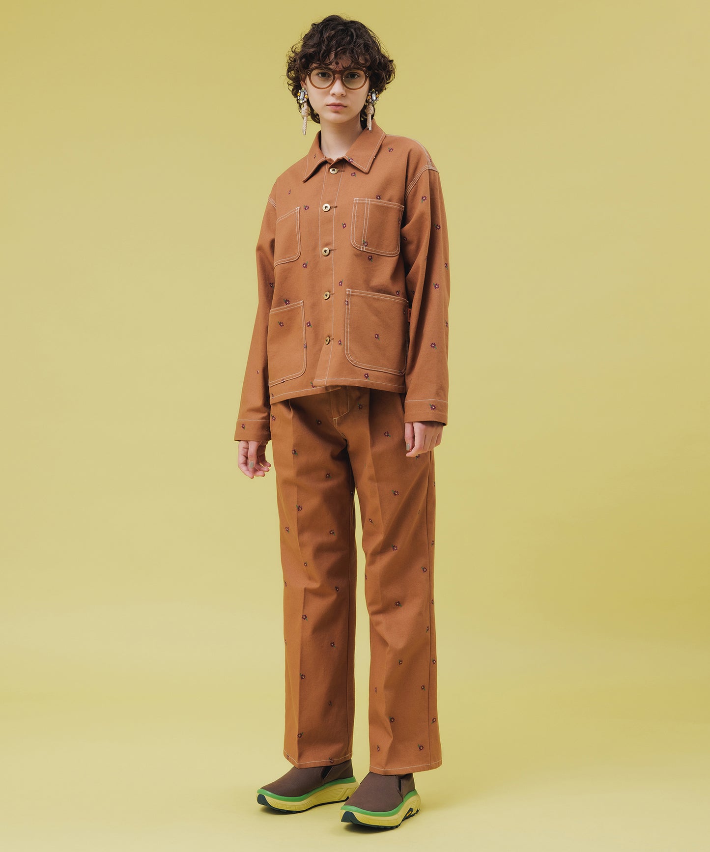 FLOWER EMBROIDERY TUCK PANTSfeat.UNIVERSALOVERALL