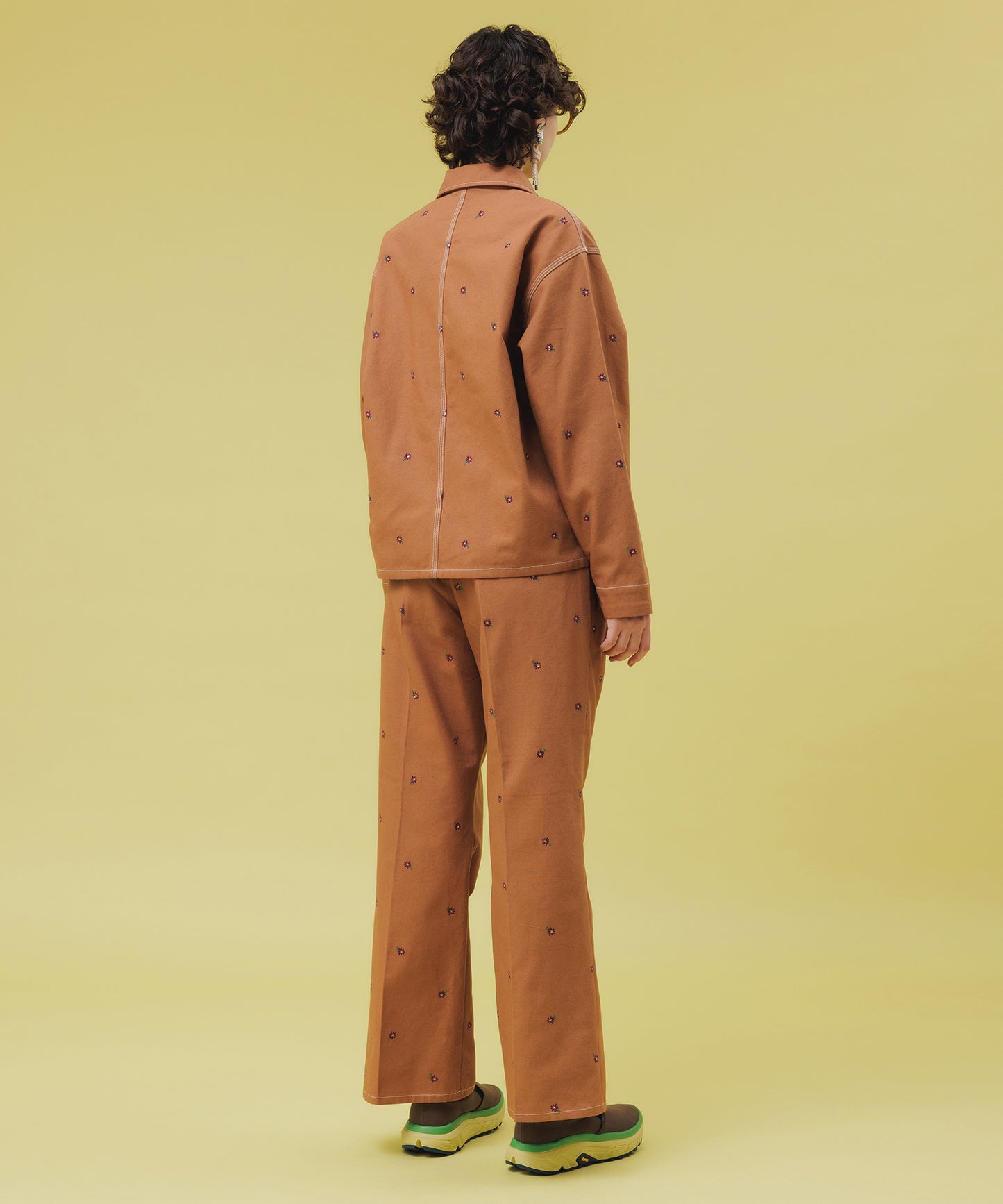 FLOWER EMBROIDERY TUCK PANTSfeat.UNIVERSALOVERALL