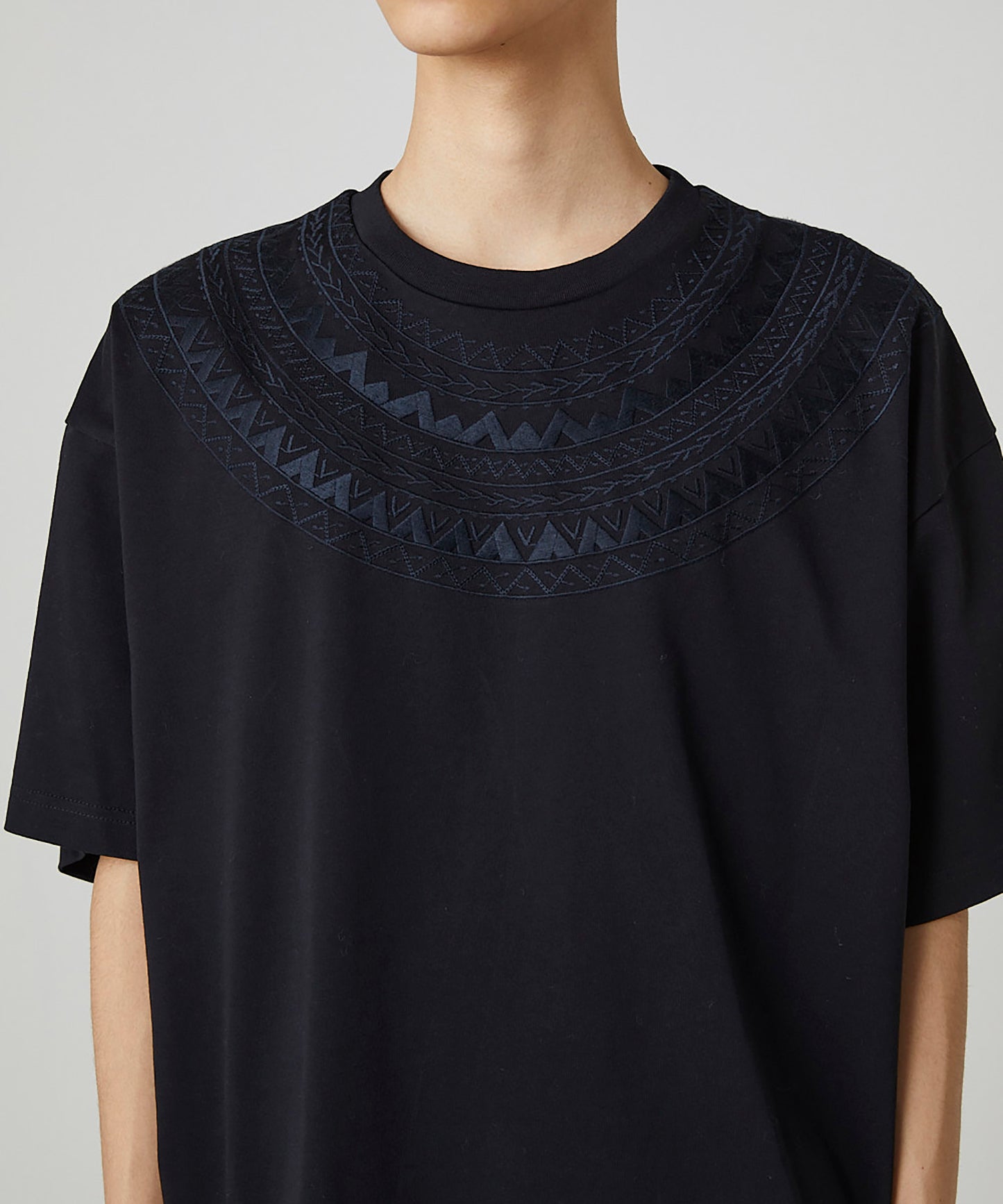 CIRCLE STITCH TEE
