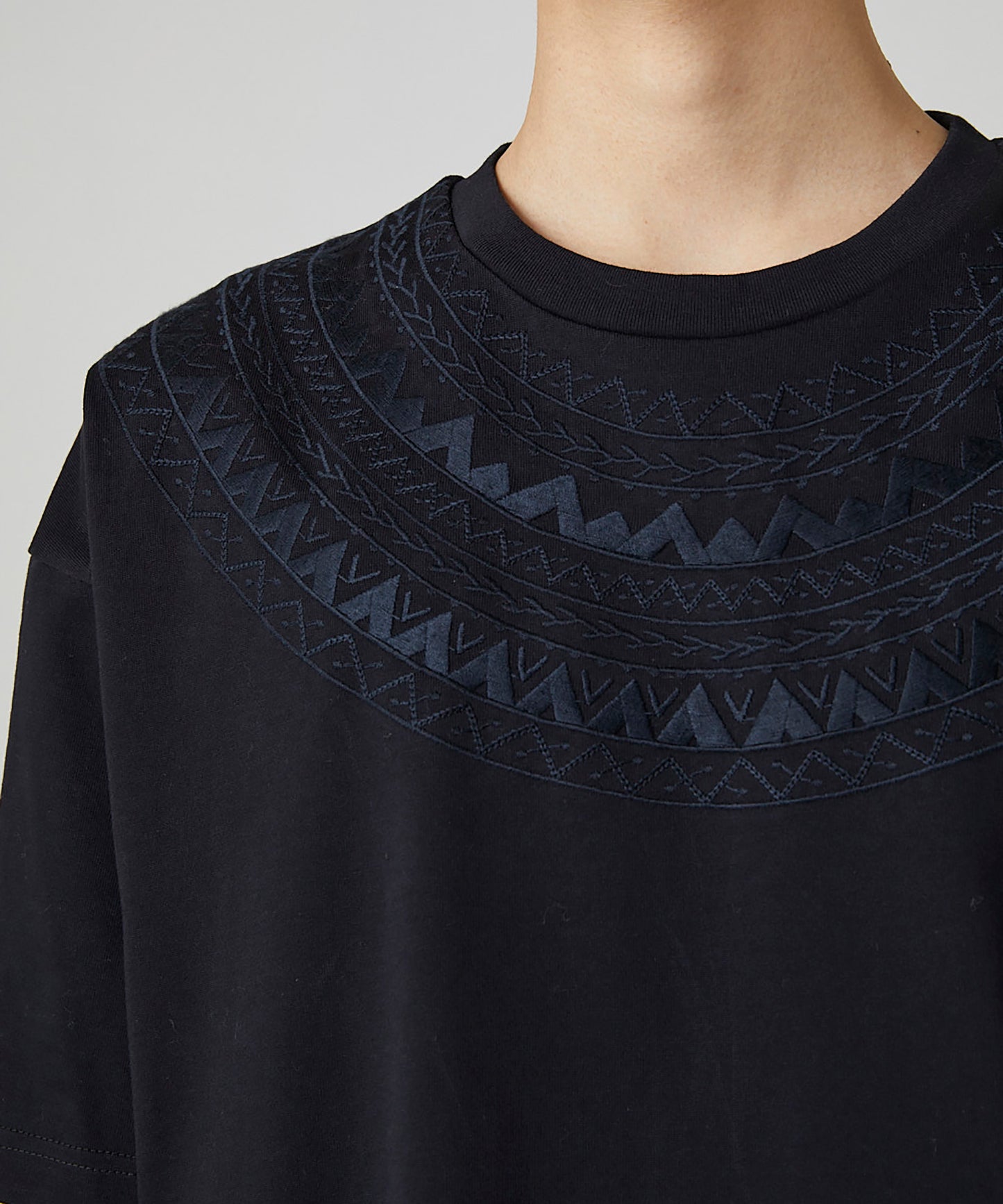 CIRCLE STITCH TEE