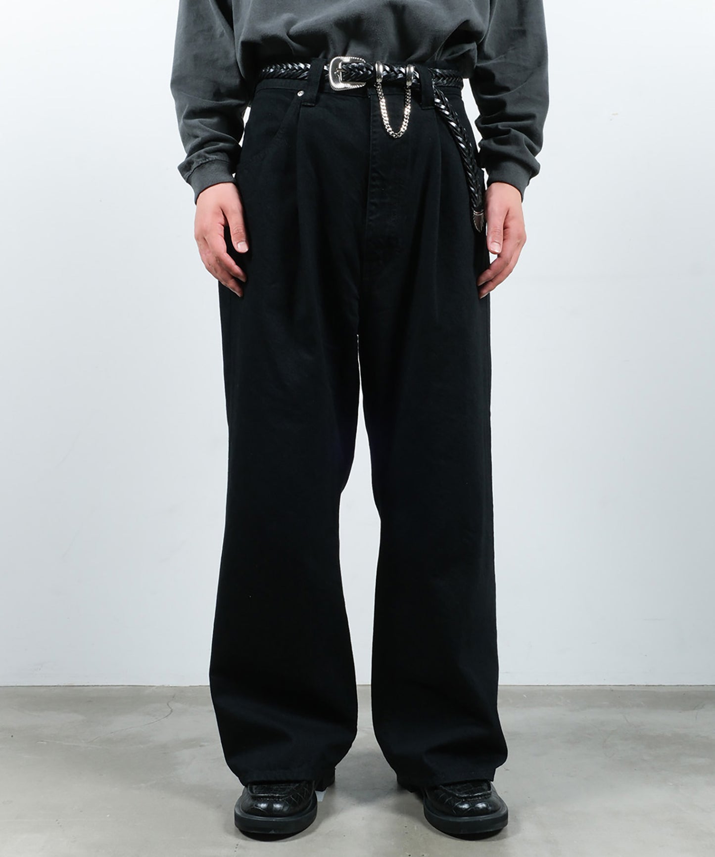 WIDE ONE TUCK STRAIGHT DENIM