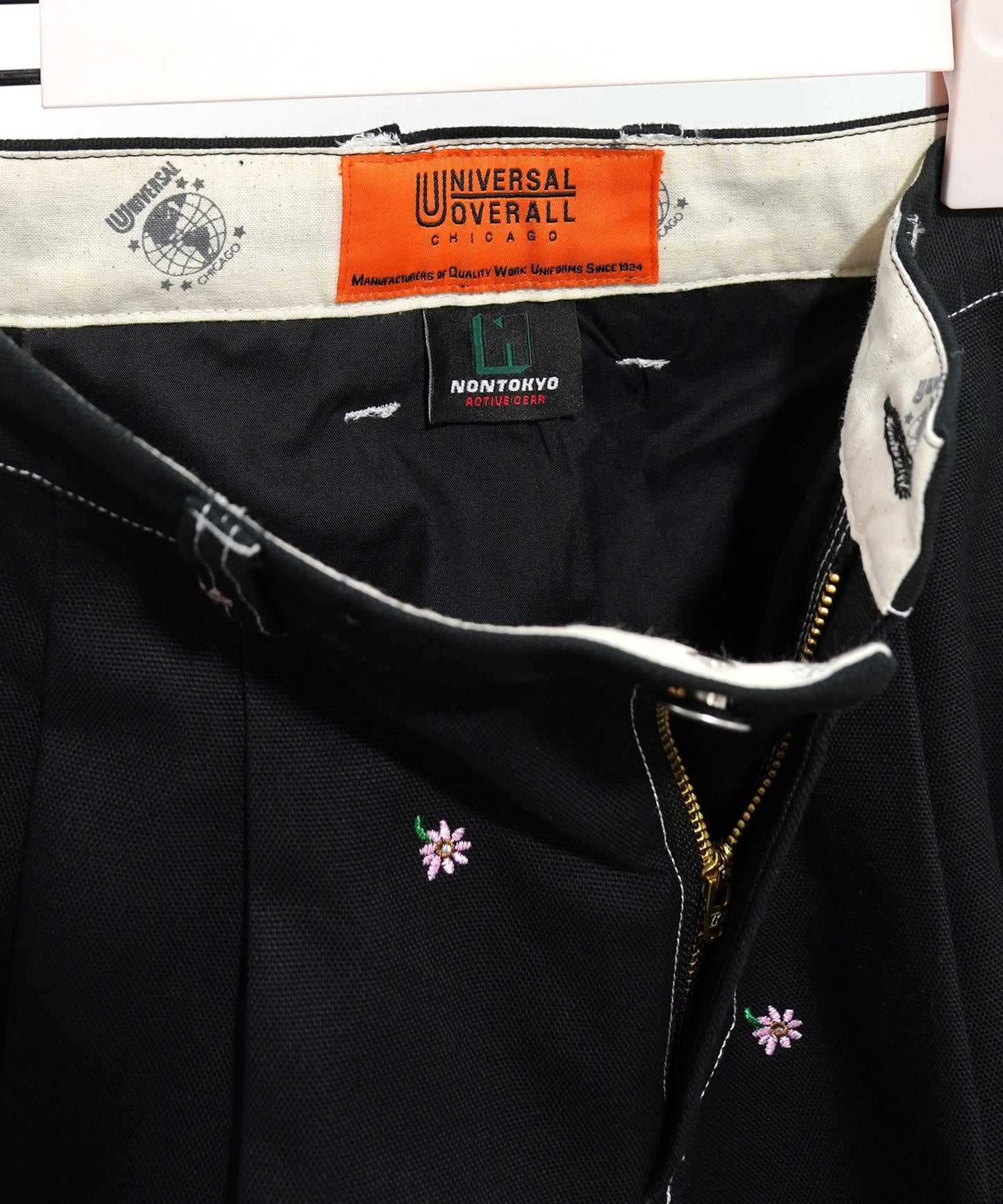 FLOWER EMBROIDERY TUCK PANTSfeat.UNIVERSALOVERALL