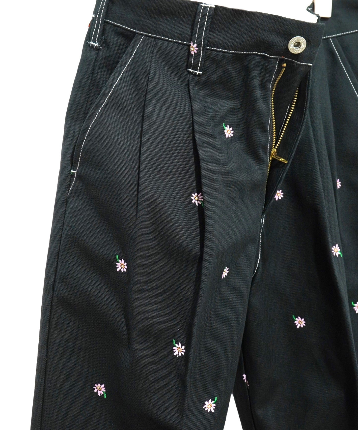 FLOWER EMBROIDERY TUCK PANTSfeat.UNIVERSALOVERALL
