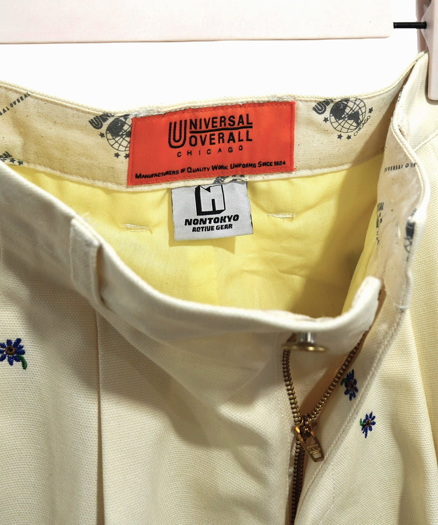 FLOWER EMBROIDERY TUCK PANTSfeat.UNIVERSALOVERALL