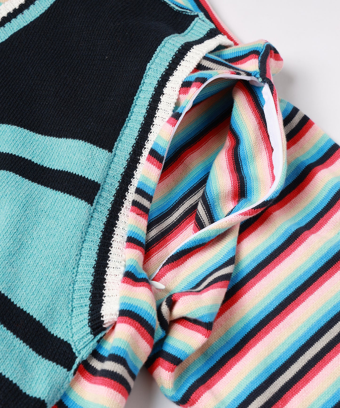 BACK-TO-FRONT BORDER KNIT