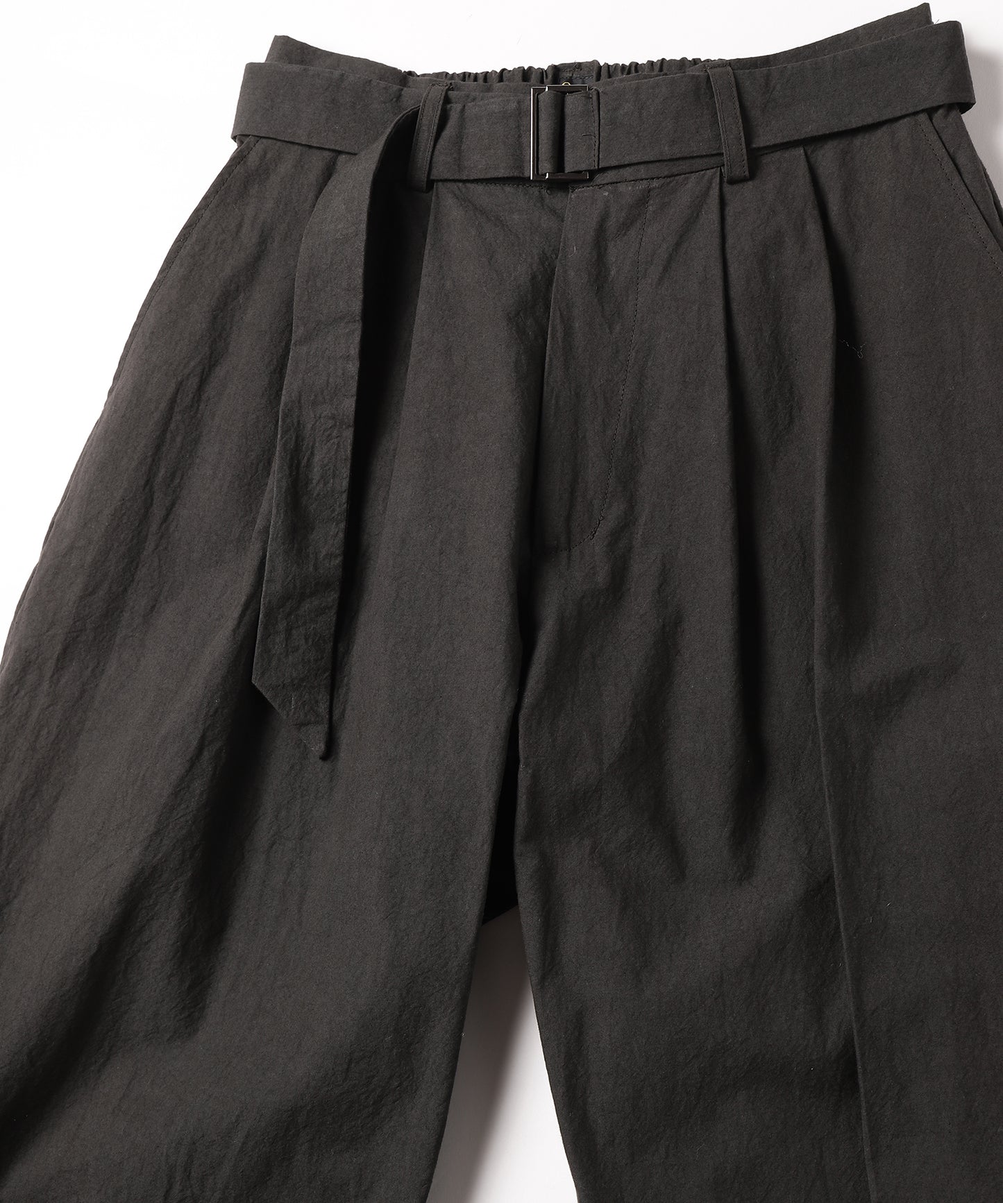 dump two-tuck slacks with belt