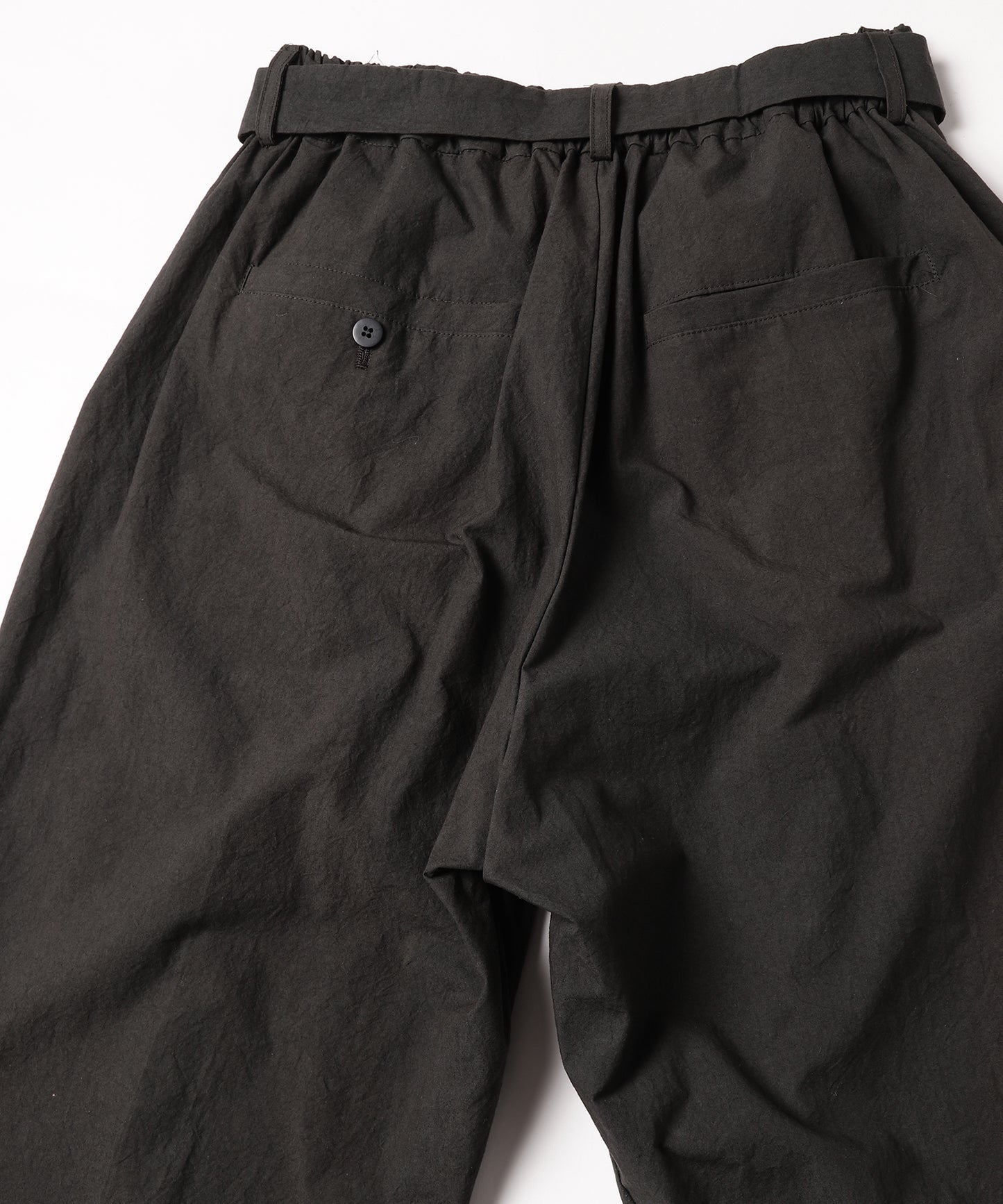 dump two-tuck slacks with belt