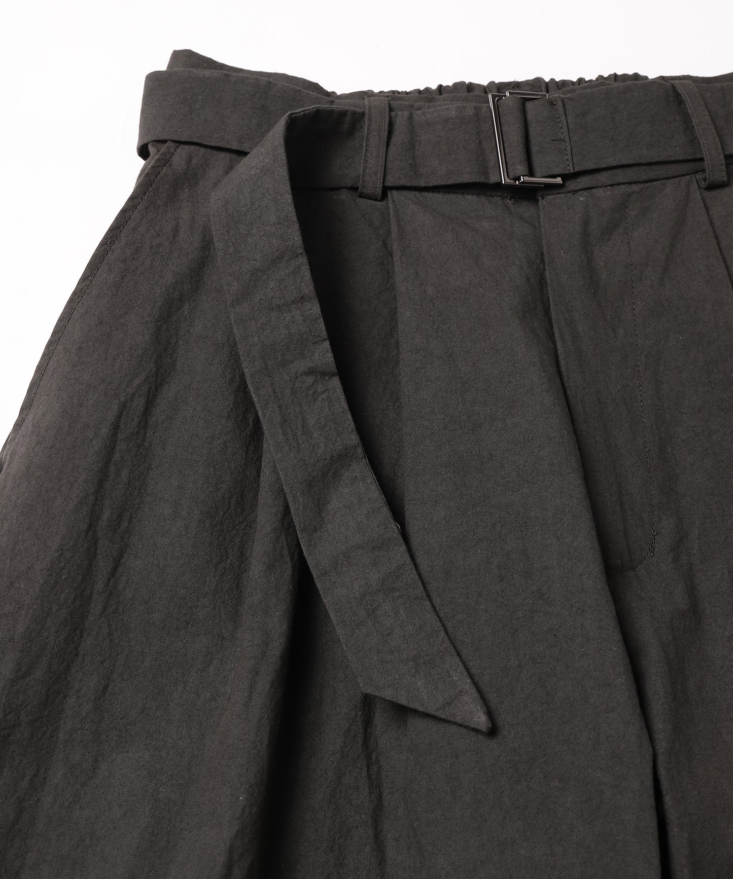 dump two-tuck slacks with belt