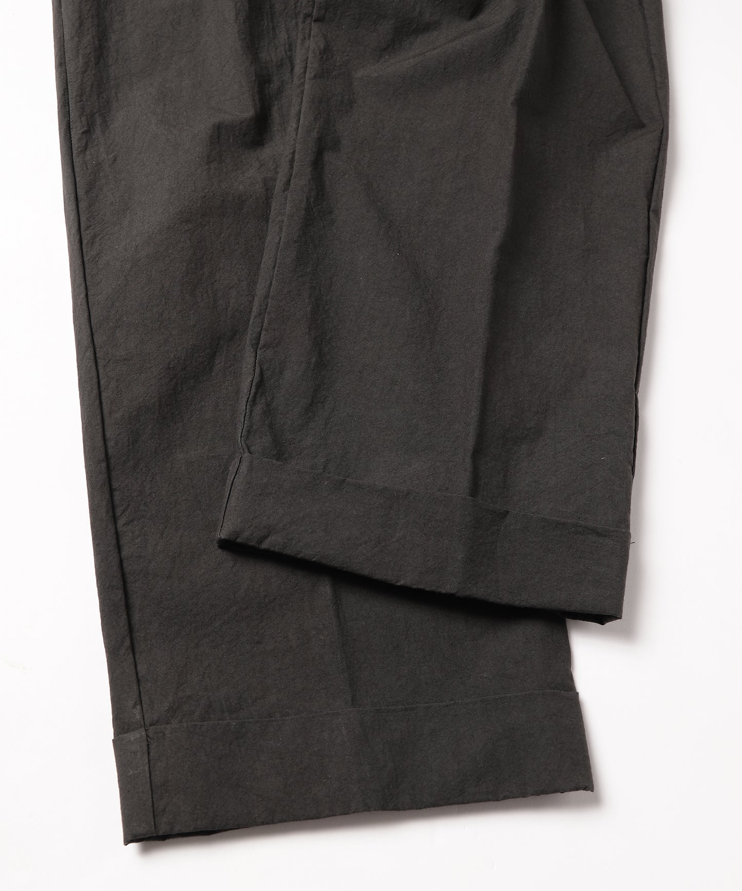 dump two-tuck slacks with belt