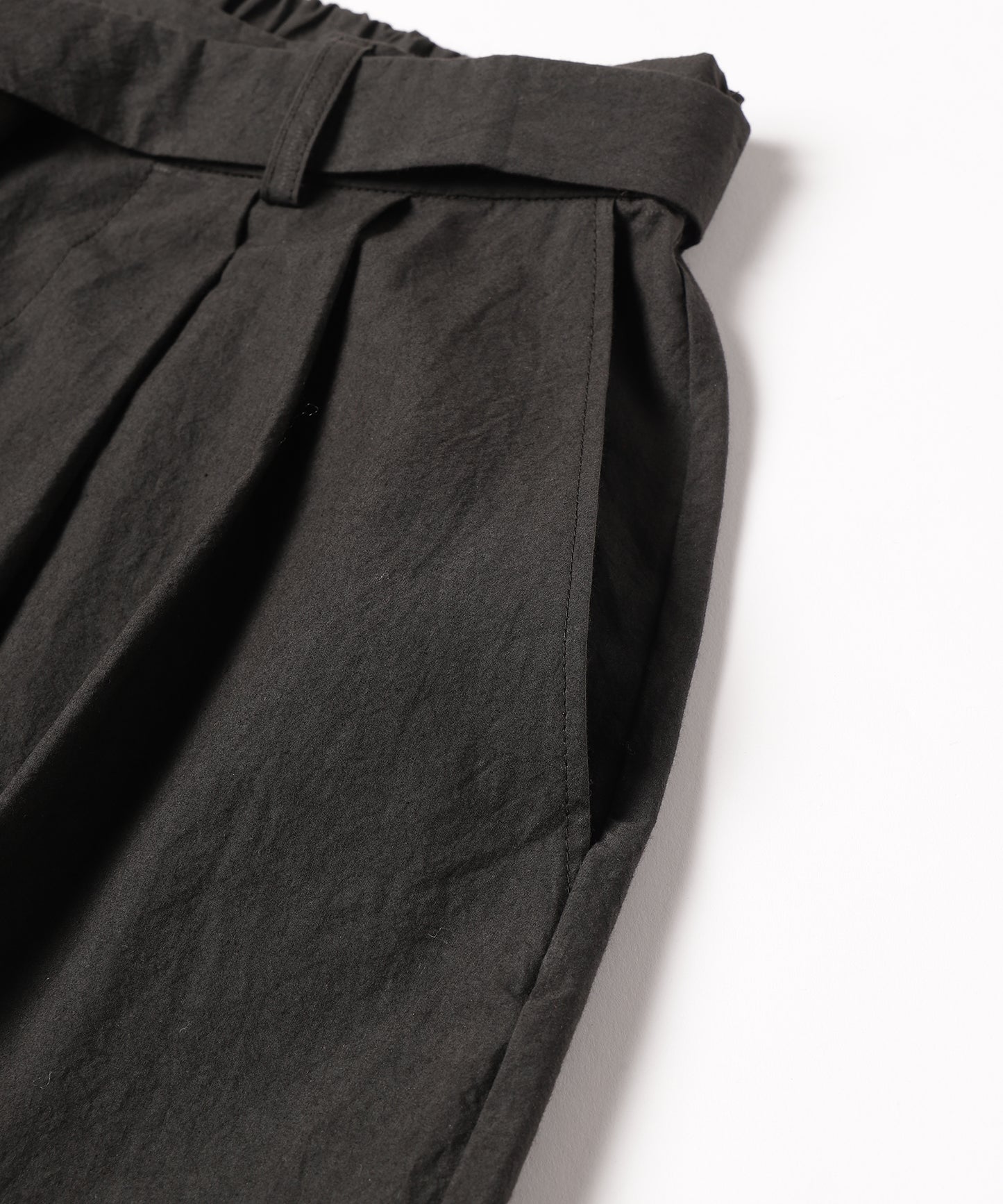 dump two-tuck slacks with belt
