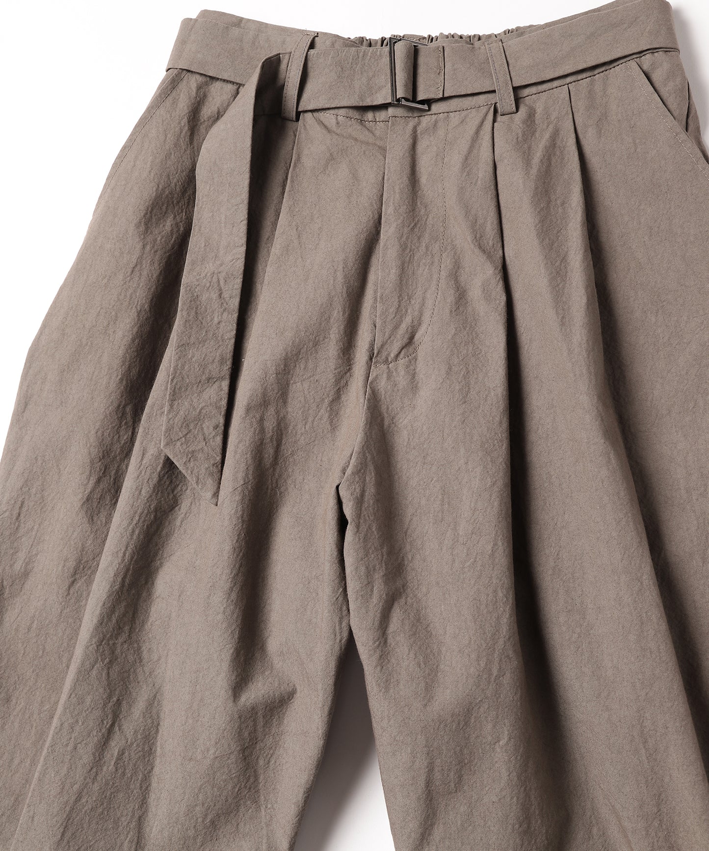 dump two-tuck slacks with belt