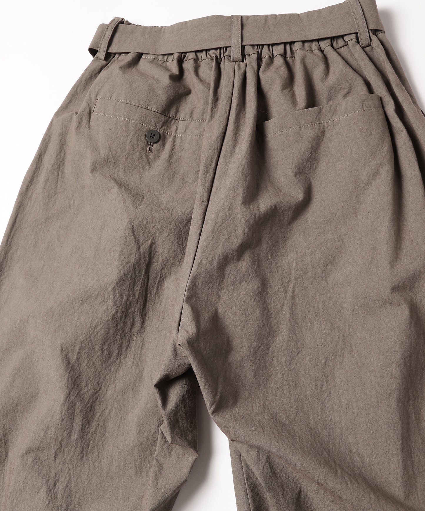 dump two-tuck slacks with belt