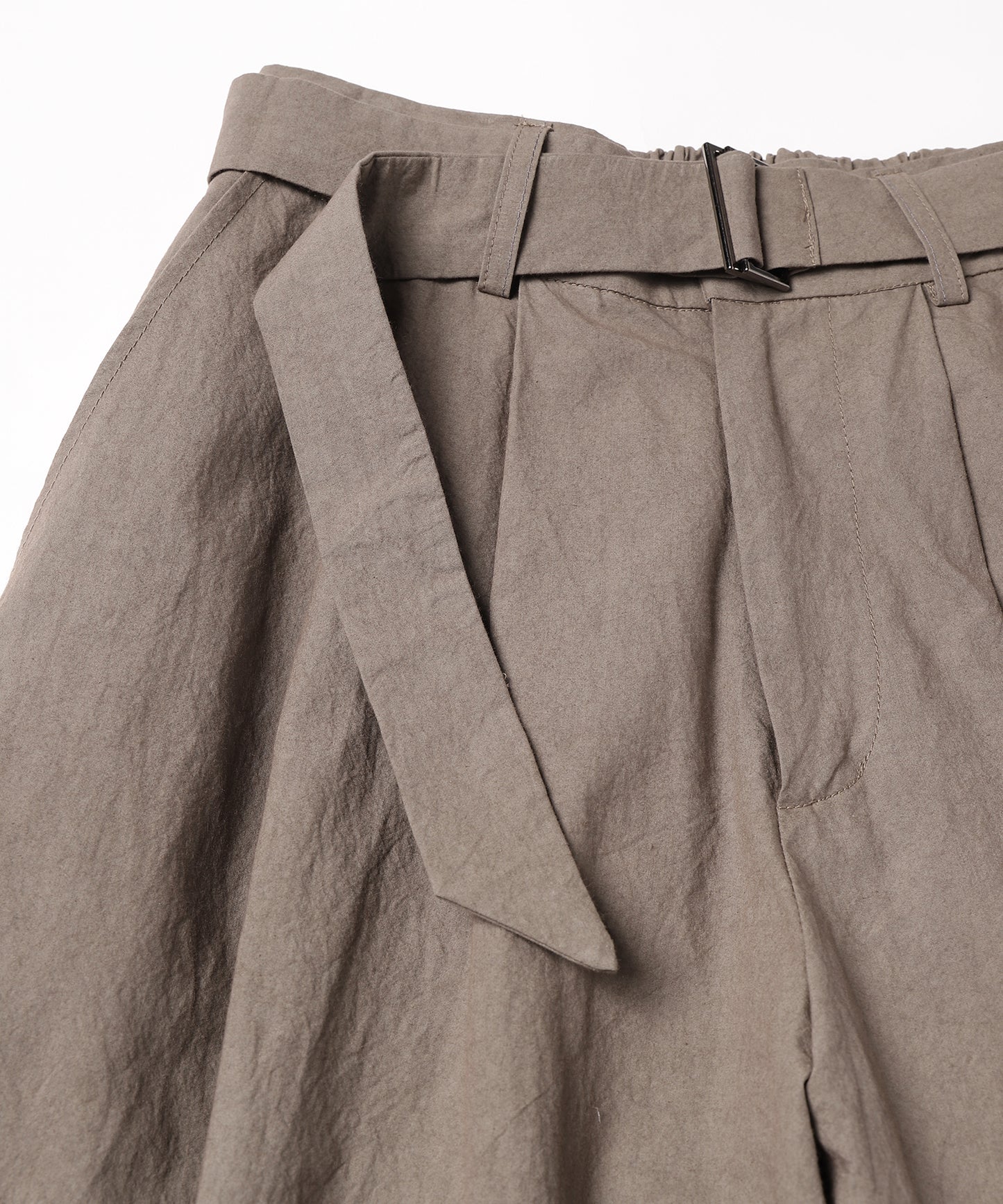 dump two-tuck slacks with belt