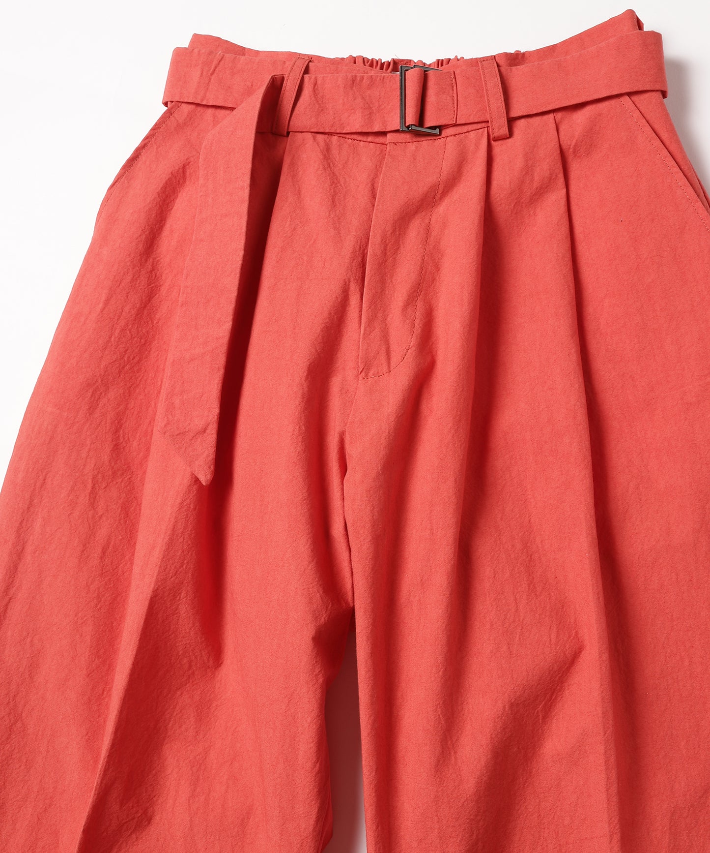 dump two-tuck slacks with belt