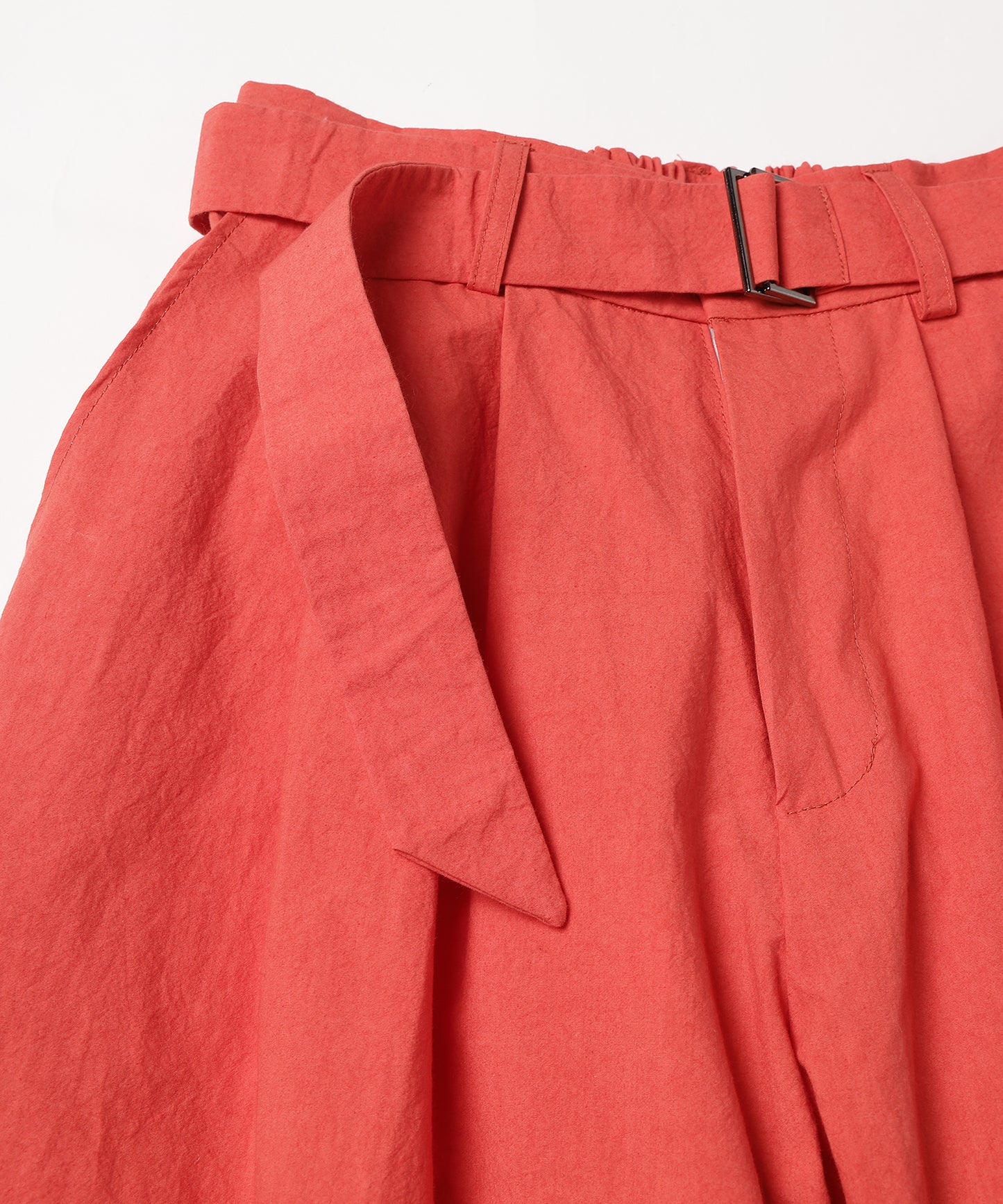 dump two-tuck slacks with belt