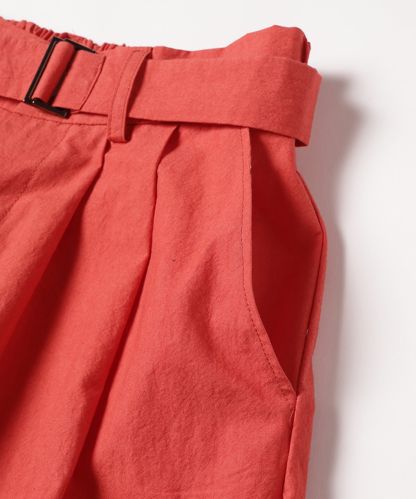 dump two-tuck slacks with belt