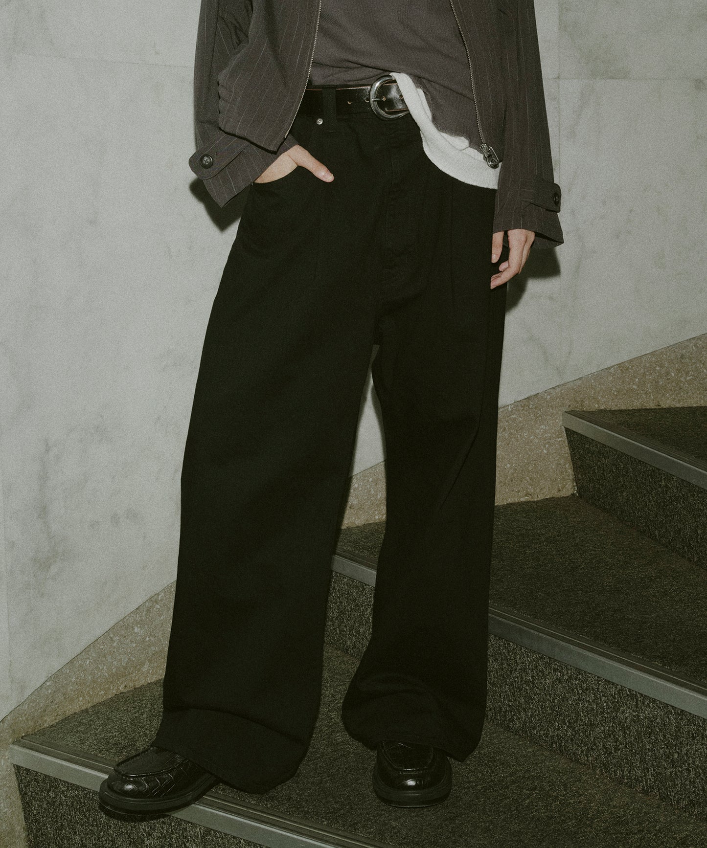 WIDE ONE TUCK STRAIGHT DENIM
