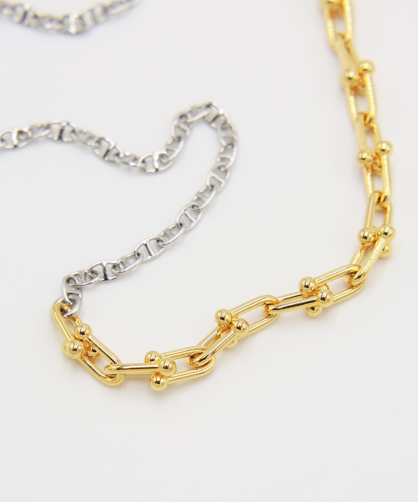 SWITCHING NECKLACE