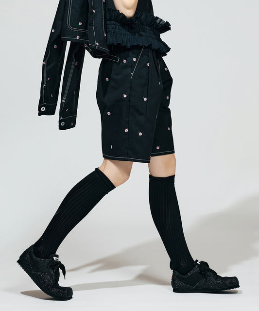FLOWER EMBROIDERY TUCK SHORTS( feat.UNIVERSALOVERALL)