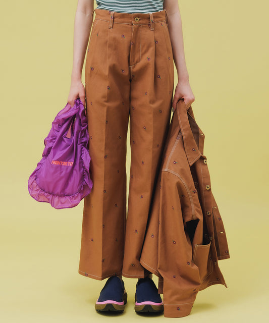 FLOWER EMBROIDERY TUCK PANTSfeat.UNIVERSALOVERALL