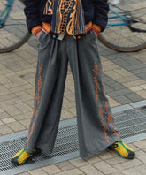 グレー