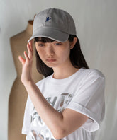 グレー