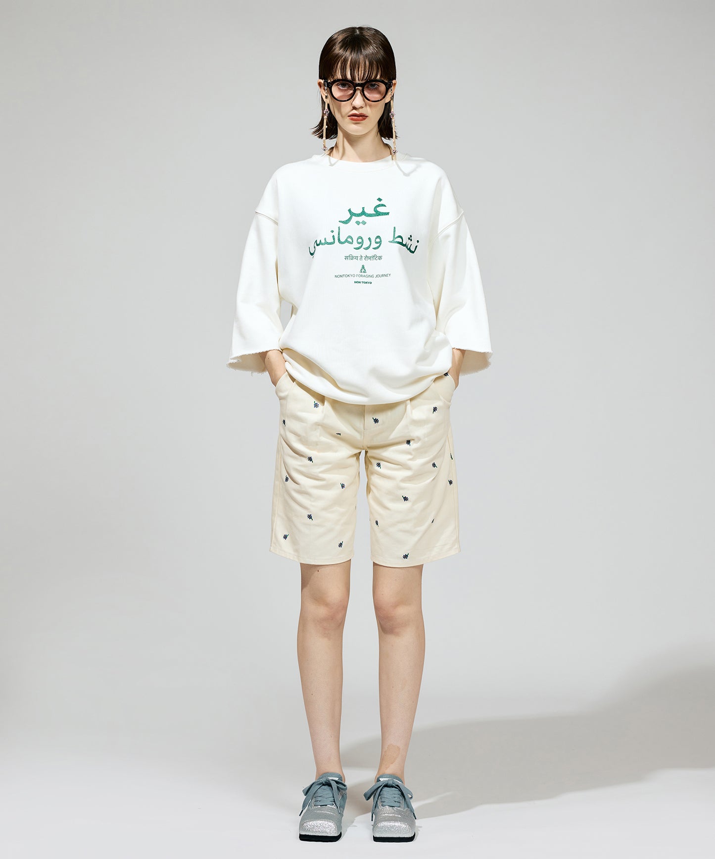 FLOWER EMBROIDERY TUCK SHORTS( feat.UNIVERSALOVERALL)