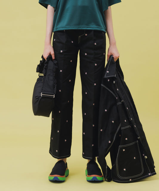 FLOWER EMBROIDERY TUCK PANTSfeat.UNIVERSALOVERALL
