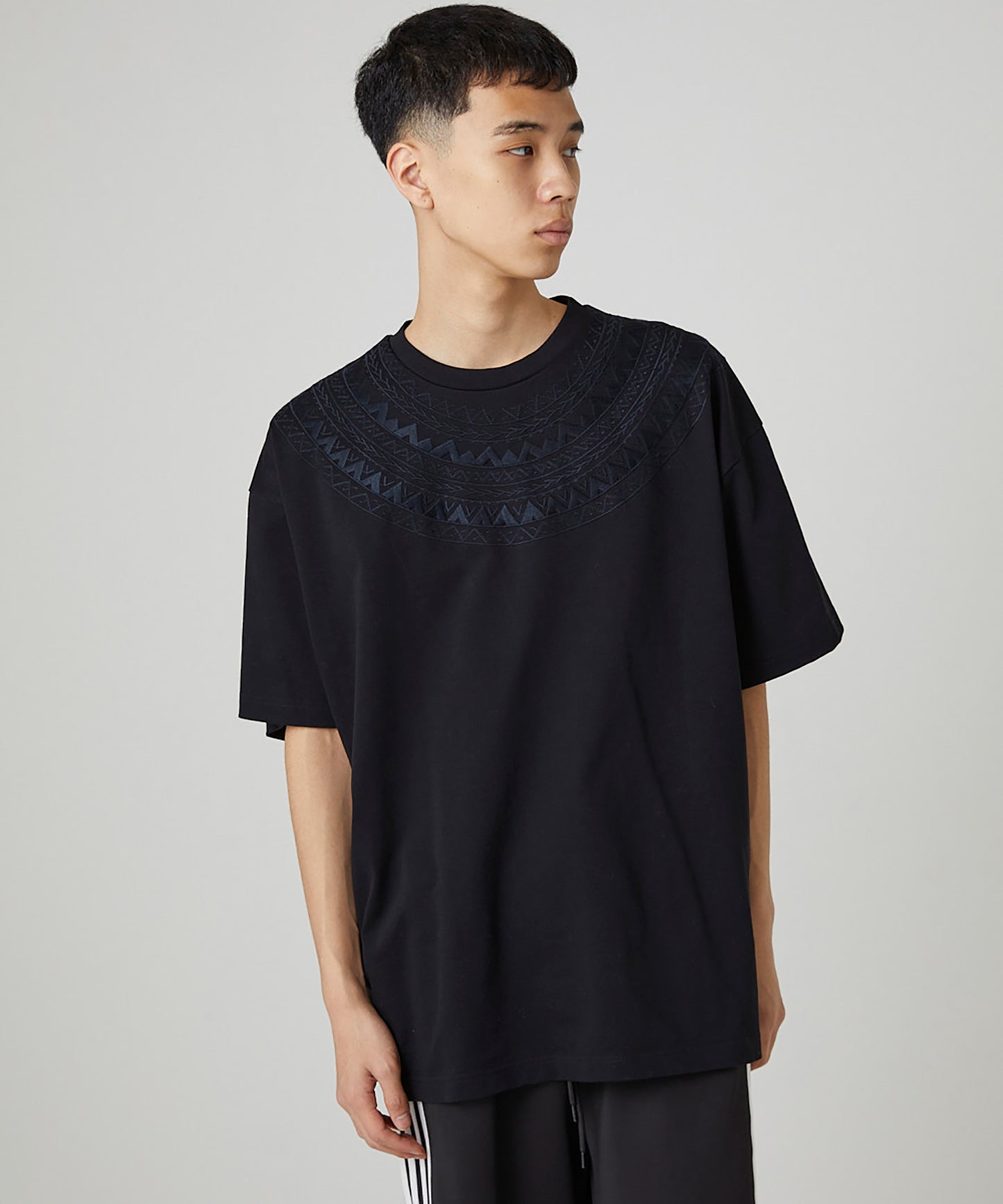 CIRCLE STITCH TEE