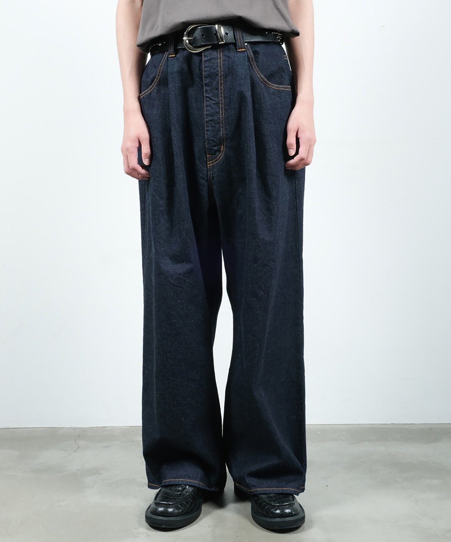 WIDE ONE TUCK STRAIGHT DENIM