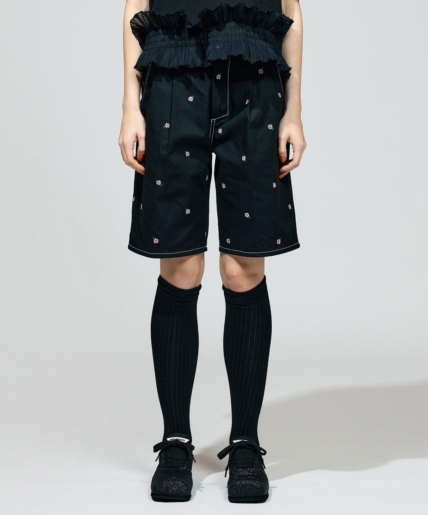 FLOWER EMBROIDERY TUCK SHORTS( feat.UNIVERSALOVERALL)