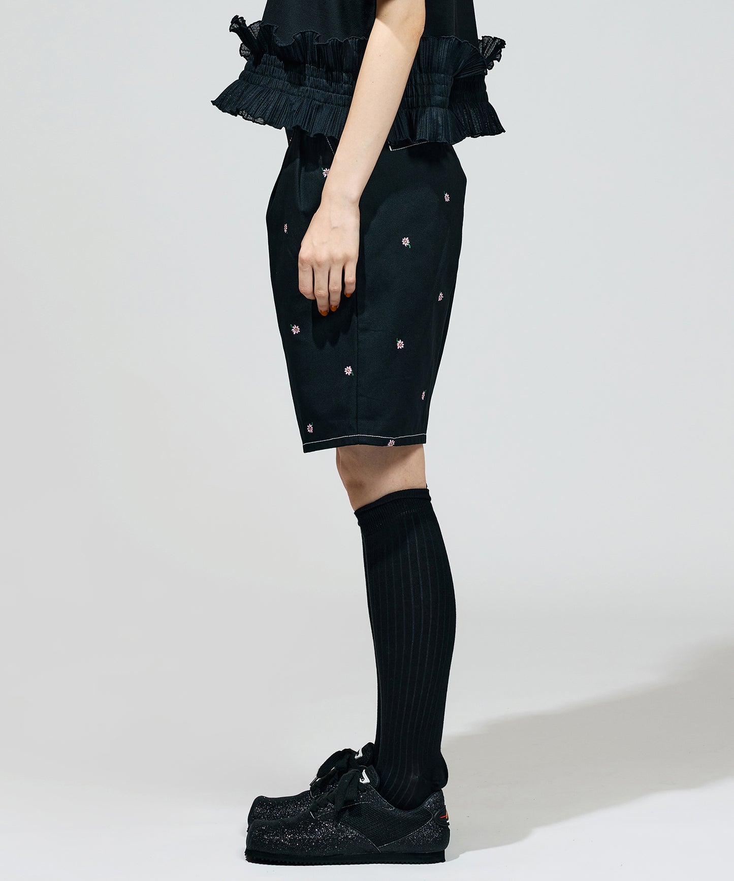 FLOWER EMBROIDERY TUCK SHORTS( feat.UNIVERSALOVERALL)