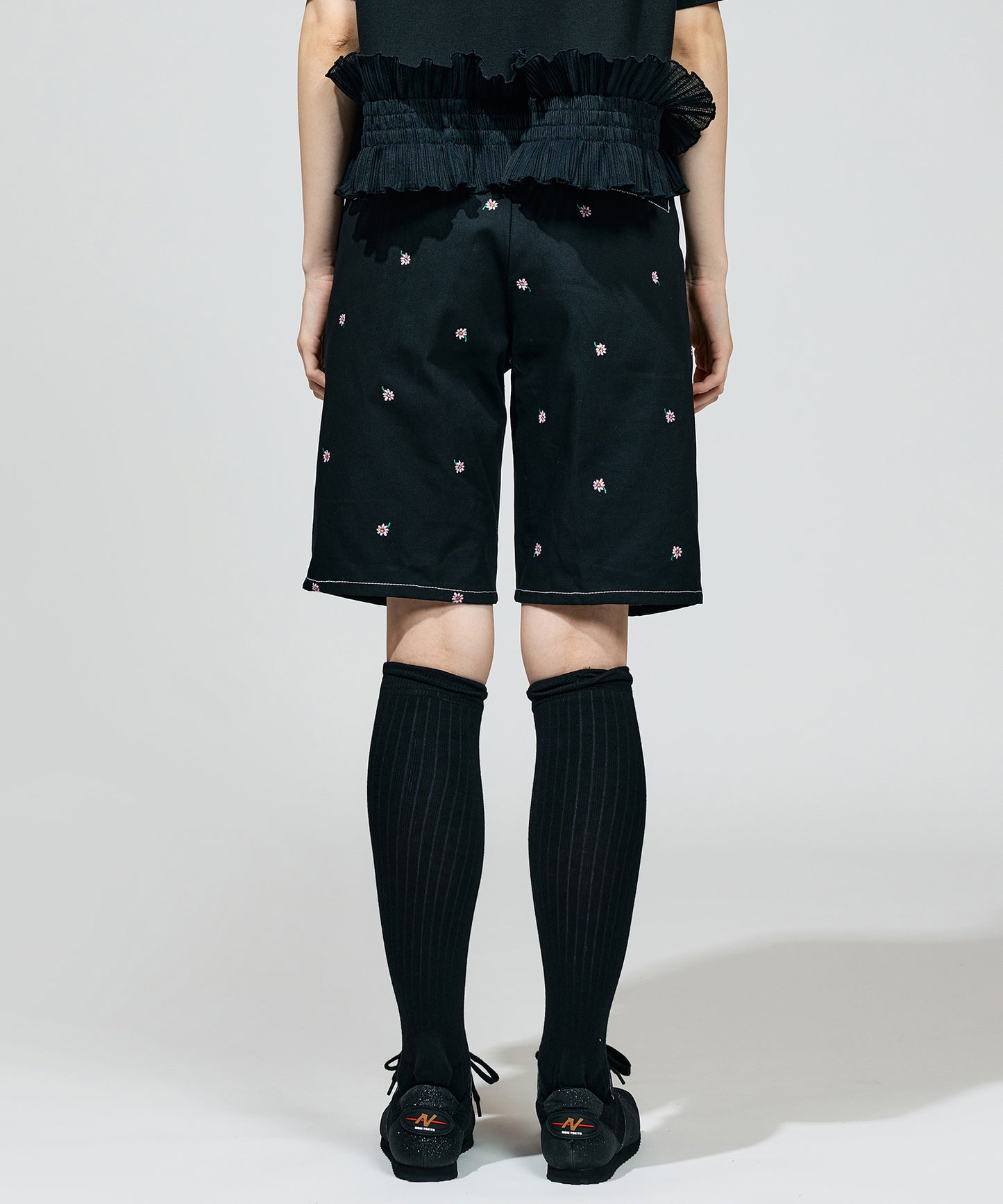 FLOWER EMBROIDERY TUCK SHORTS( feat.UNIVERSALOVERALL)