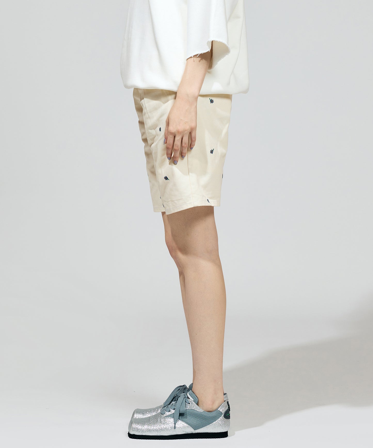 FLOWER EMBROIDERY TUCK SHORTS( feat.UNIVERSALOVERALL)