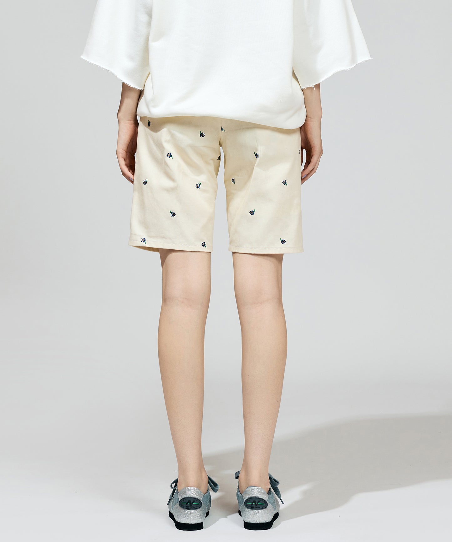 FLOWER EMBROIDERY TUCK SHORTS( feat.UNIVERSALOVERALL)