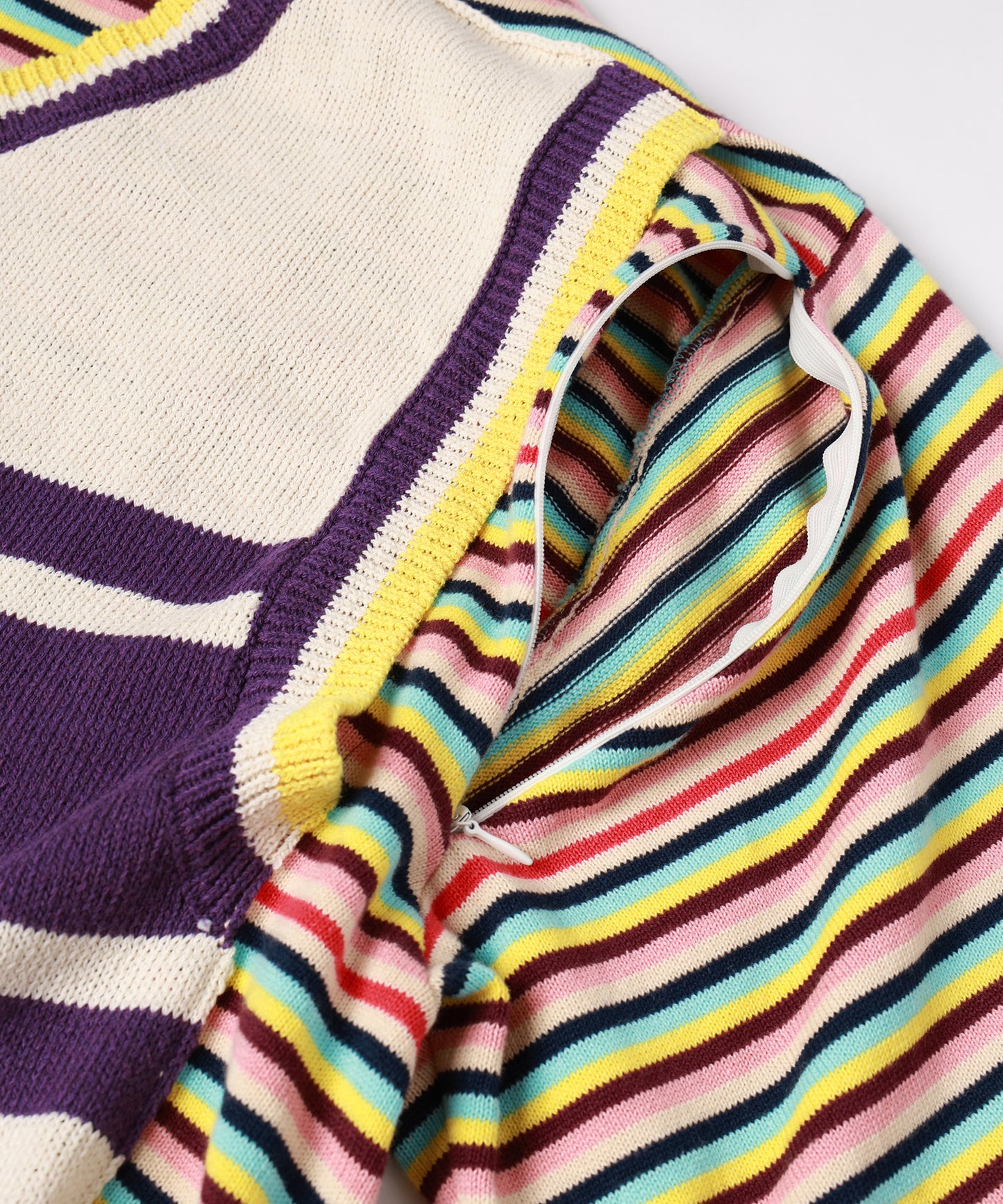 BACK-TO-FRONT BORDER KNIT